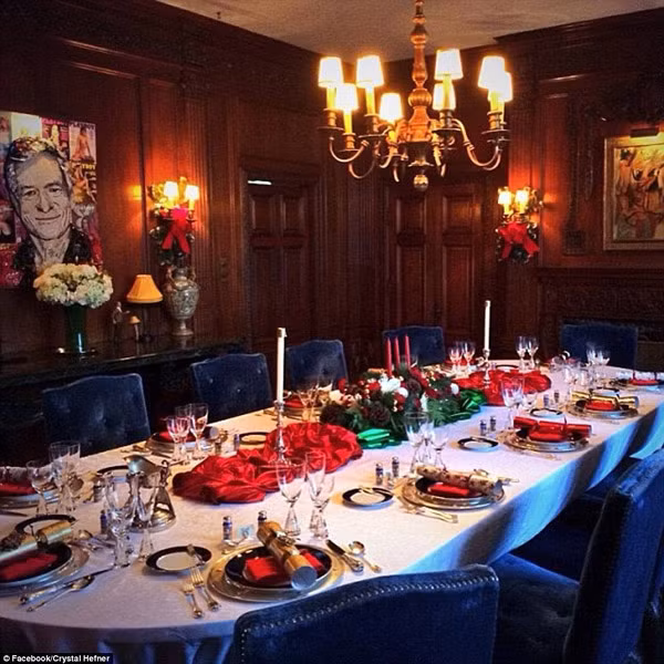 Phòng ăn sang trọng đúng chất quý tộc. Ảnh: Facebook.