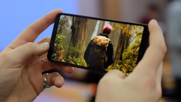 Rất nhiều tính năng mới trên LG G6 nhưng nổi bật nhất là màn hình kích thước độc đáo FullVision 5.7 inch tỉ lệ 18:9. Ảnh: Trustedreviews.