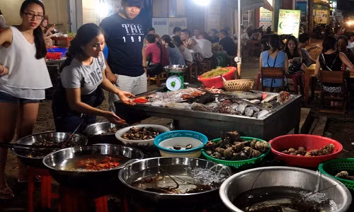 Toàn cảnh chợ đêm Lý Sơn ở thôn Tây, xã An Vĩnh - khu vực gần cầu cảng Lý Sơn. Du khách thường đến đây thưởng thức hải sản bắt đầu từ 17h đến 23h hàng ngày.