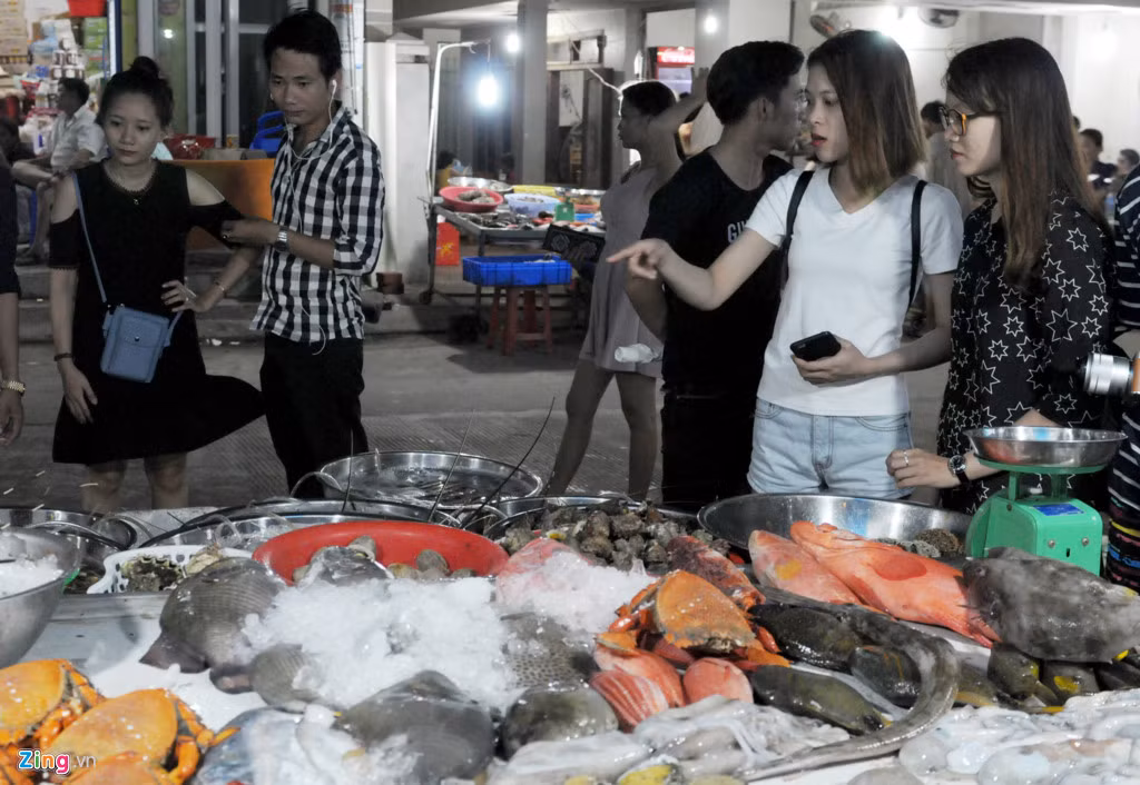 Du khách tấp nập đến chợ đêm thủy sản vừa thưởng ngoạn không gian chợ đêm vừa thưởng thứcnhững món ăn tươi ngon.