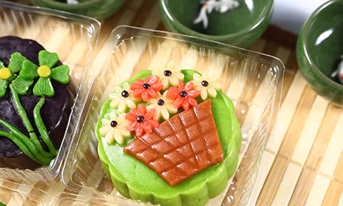 Lá dứa cho màu xanh non, cà rốt cho màu vàng/cam. Ảnh: Nhommua.