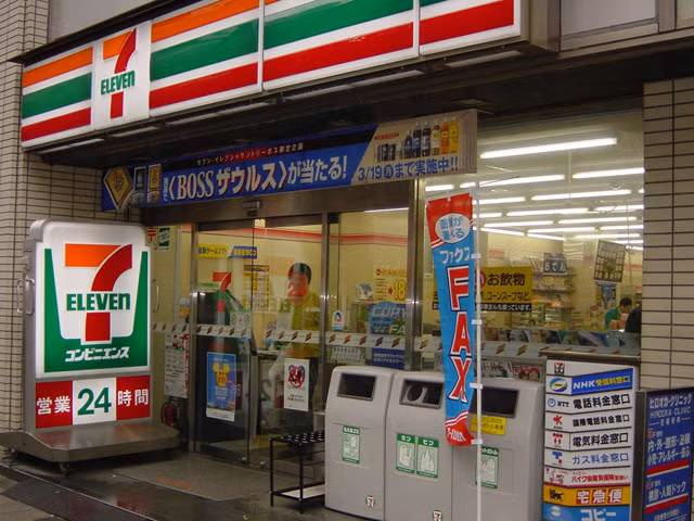 Tờ Huffington Post thống kê, cứ khoảng hai tiếng lại có một cửa hàng 7-Eleven mới mọc lên ở một nơi nào đó trên thế giới. Ảnh: Japan.