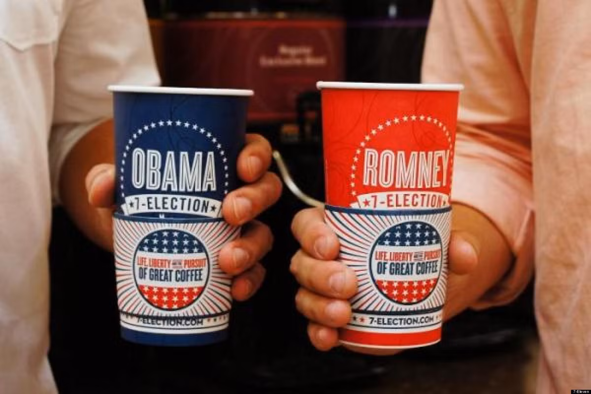Năm 2000, 7-Eleven triển khai chiến dịch song hành cùng bầu cử tổng thống "7-Election". Theo đó, khách hàng mua cafe bằng ly màu xanh dương hoặc đỏ có in tên của 2 ứng cử viên. Ảnh: The Huffington Post.