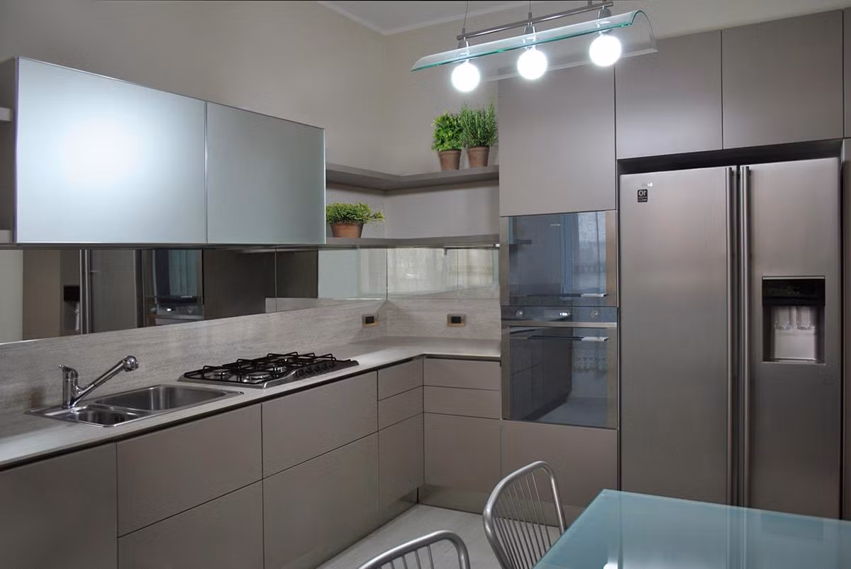 Đặt bếp nấu cạnh bồn rửa là sai lầm thiết kế phòng bếp gây mất an toàn khi nấu nướng. Nước - là hai yếu tố kỵ nhau. Việc bố trí này khiến mọi thao tác trở nên khó khăn. Hơn nữa, khi vừa rửa thực thẩm, vừa nấu ăn, nước có thể bắn vào bếp, gây nguy hiểm. Ảnh: Baytownkitchen.