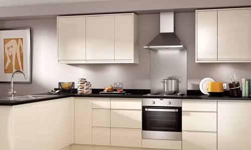 Khoảng cách giữa bếp - bồn rửa- tủ lạnh không hợp lý sẽ gây nhiều bất tiện cho việc nấu ăn. Khi thiết kế nhà bếp, hãy tạo không gian ở giữa khối tam giác này sao cho việc di chuyển giữa chúng không có nhiều cản trở. Ảnh: Wickes.