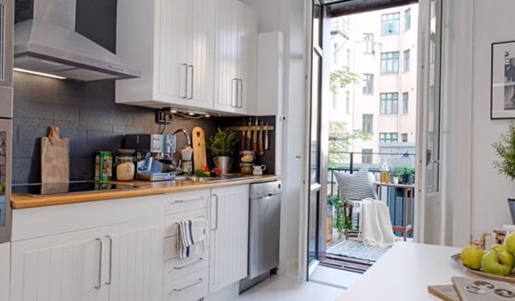 Vì cho rằng không cần thiết mà nhiều gia đình không chú ý chọn vật liệu lát mặt bếp, tường bếp có thể dễ dàng lau chùi khi bị dính mỡ, dầu ăn...dẫn đến việc vệ sinh bếp khó khăn. Tốt nhất nên chọn loại gạch có mặt trơn, thuận tiện cho việc vệ sinh. Ảnh: Diyhome.