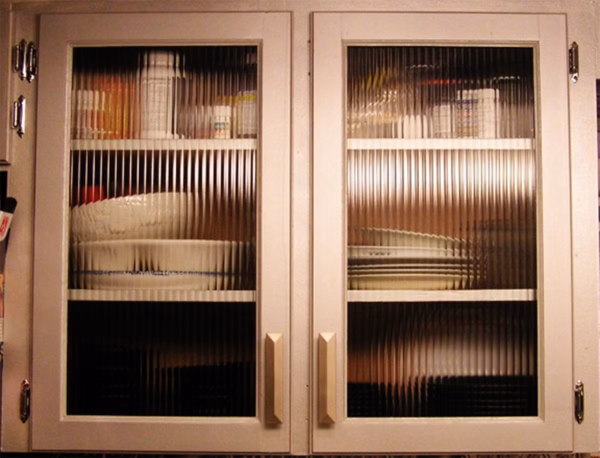 Tủ bếp thủy tinh mờ phù hợp với căn bếp hiện đại. Ảnh: Rhyva.