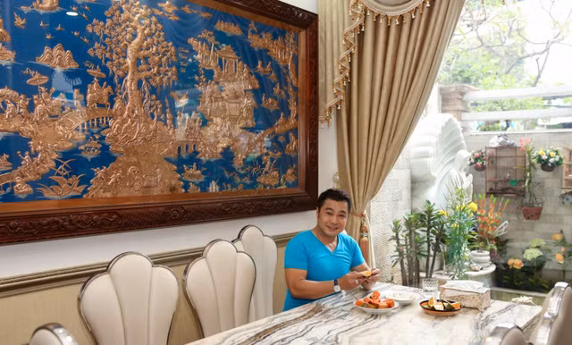 Trong phòng khách, tài tử nổi tiếng thập niên 1990 trưng bày nhiều hình ảnh gia đình, giải thưởng mà các thành viên đạt được trong sự nghiệp diễn xuất.