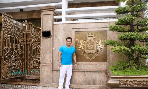 Chốn đi về của diễn viên Lý Hùng nằm trong khu dân cư yên tĩnh ở quận Tân Bình, TP.HCM. Biệt thự gồm một trệt và 2 lầu, sân thượng. Nam diễn viên cho biết tổng diện tích sàn là 700 m2.