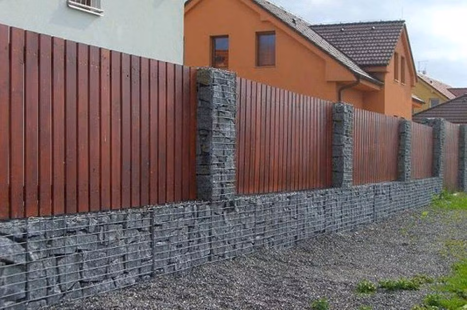  Hàng rào đẹp với thiết kế phần dưới xây gạch, sử dụng các trụ gạch để tạo độ chắc chắn. Ảnh: Printest.