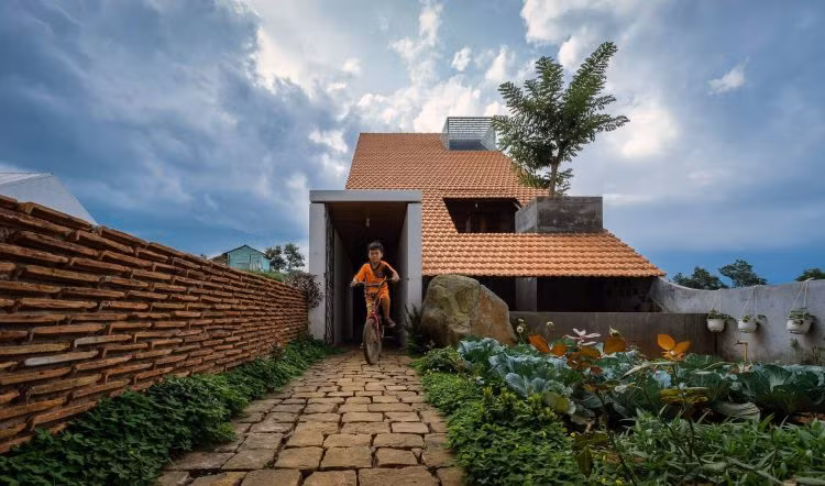 Vườn rau nhỏ phía trước ngôi nhà. Nguồn ảnh: Archdaily.