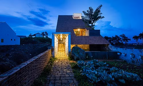 Nằm trên mảnh đất mới, sát đường quốc lộ, ngôi nhà cấp 4 Uncle's House là tổ ấm của một đôi vợ chồng trẻ và 2 đứa con.