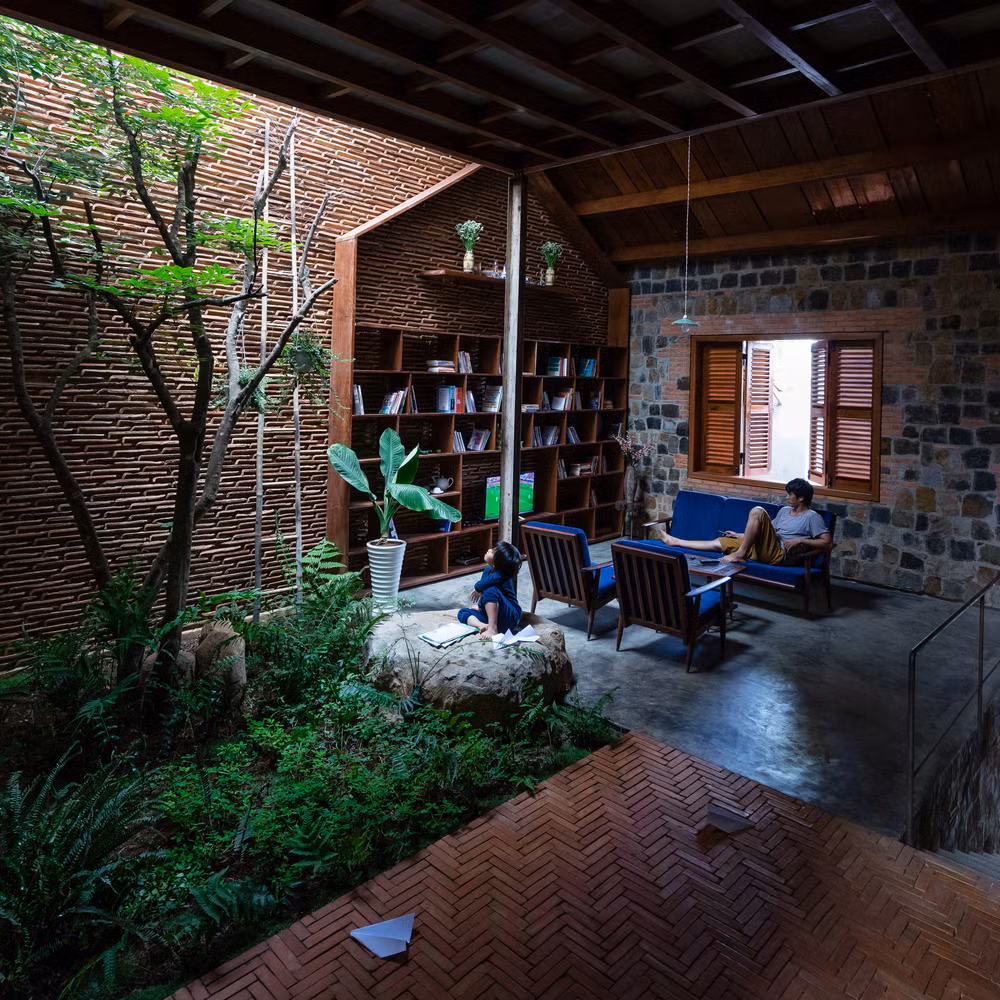 Lũ trẻ có thể trèo cây ngay trong ngôi nhà.