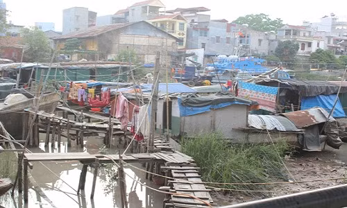 Xom chai ngheo kho tin giua long thanh pho Cang