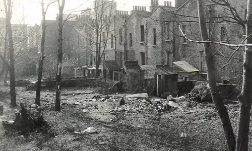 Năm 1977, một cặp vợ chồng người Anh, Jane Alexander và chồng, Gus, đã trả 300 bảng Anh (khoảng 9 triệu đồng) cho hai ngôi nhà bỏ hoang ở phía đông London. Và nay, sau 40 năm, họ bán chúng như một ngôi nhà mơ ước với giá 1,9 triệu bảng (tương đương hơn 57 tỷ đồng).