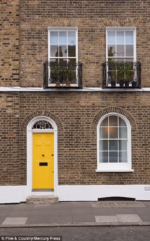 Được biết, cặp vợ chồng này đã chi ra khoảng 30.000 bảng Anh (900 triệu đồng) để khôi phục và cải tạo ngôi nhà trong hai năm - bao gồm việc lắp đặt hệ thống ống nước và thay thế các thiết bị điện trong khu nhà bị hư hỏng.