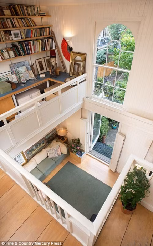 Jane nói: "Chúng tôi đang đi hưởng tuần trăng mật tại Ireland khi chúng tôi nhận được thư nói rằng mình được phép mua 2 căn nhà với giá từ 300 đến 150 bảng, với điều kiện là chúng tôi phải biến hai ngôi nhà này thành một”