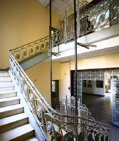 Cầu thang sử dụng lan can sắt với họa tiết uốn cong cầu kỳ. Ảnh: Vov.