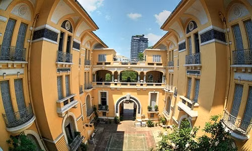 Tổng thể của công trình gồm 4 dãy nhà khép kín tạo thành giếng trời ở giữa. Ảnh: Photobucket.