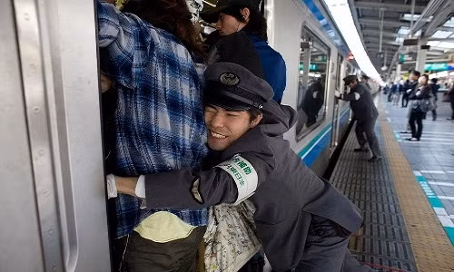 Nghề đẩy khách lên tàu ra đời tại những thành phố đông đúc ở Nhật Bản. Trong giờ cao điểm, các tàu điệm ngầm đều chật kín. Những người làm nghề này có nhiệm vụ đẩy càng nhiều người lên tàu càng tốt. Họ cũng có nhiệm vụ kéo những hành khách đang cố lên chiếc tàu đã quá đông.