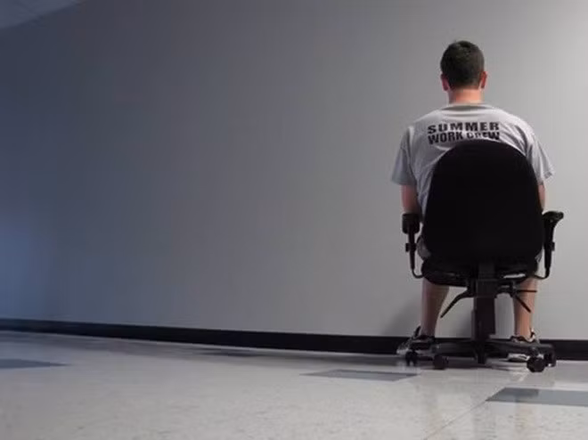 Công việc của người trông sơn khô là quan sát cẩn thận sự thay đổi của màu sắc và các phần tử sơn khi nó khô, cả trên tường và dưới kính hiển vi. Đây là công việc quan trọng đảm bảo sức bền của sơn.