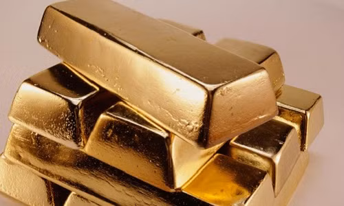 Ngo ngang vo duoc 5 kg vang rong trong dong sat vun