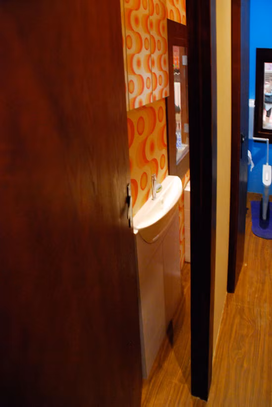 Bồn rửa mặt được thiết kế nhỏ nhất cho phù hợp với chiều ngang của ngôi nhà. Ảnh: Designboom.