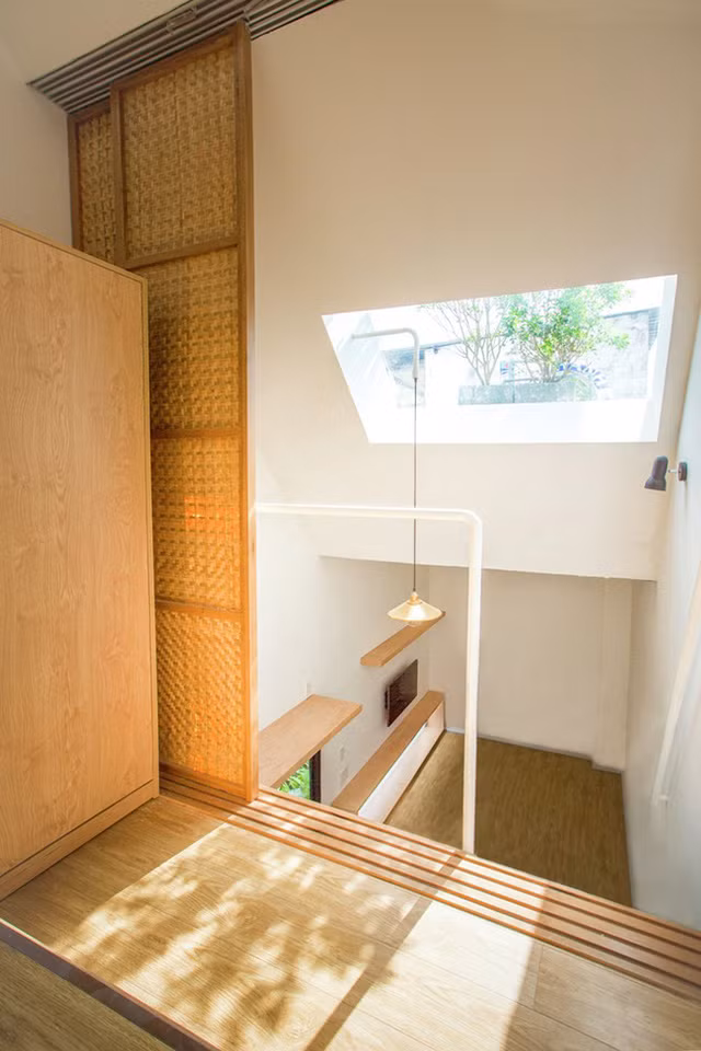 Phòng ngủ của bé được thiết kế tối giản với nội thất linh hoạt và ánh sáng được tận dụng tối đa.