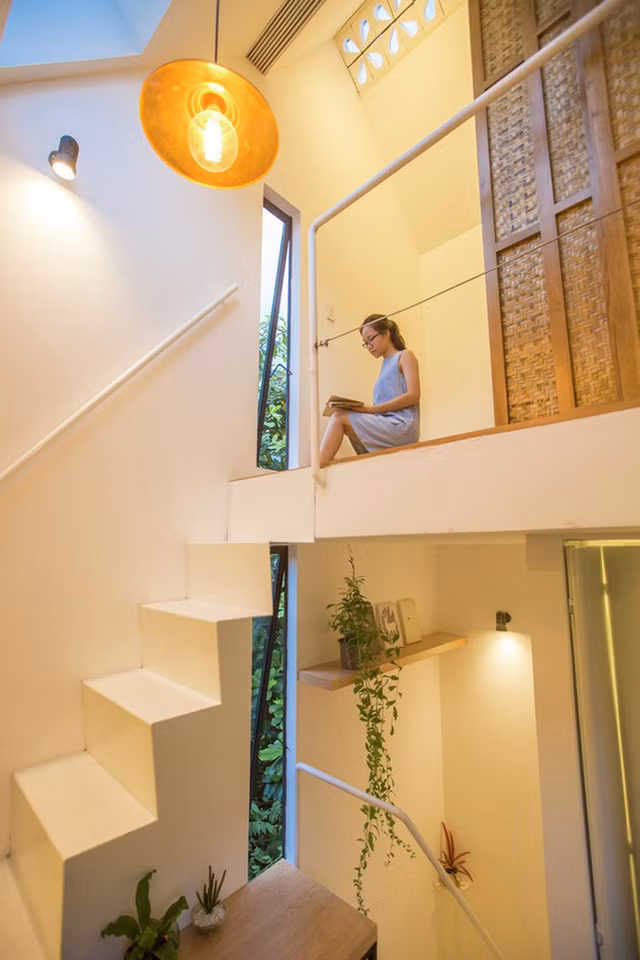 Khách hàng và kiến trúc sư tình cờ chia sẻ cùng quan điểm về sự yêu thích ánh sáng tự nhiên, cũng như nhiều cây xanh trong nhà. Điều này giải thích cho những góc xanh quý giá có mặt ở mọi nơi trong căn nhà.