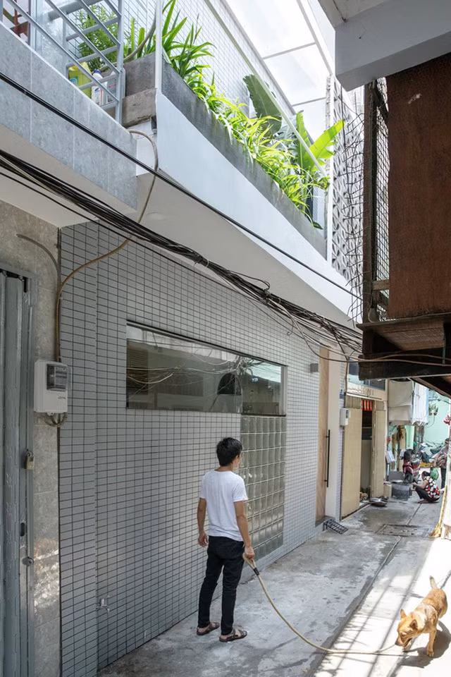 Từ ngõ nhìn vào sẽ thấy căn nhà được lược bỏ hết các chi tiết thừa thãi.