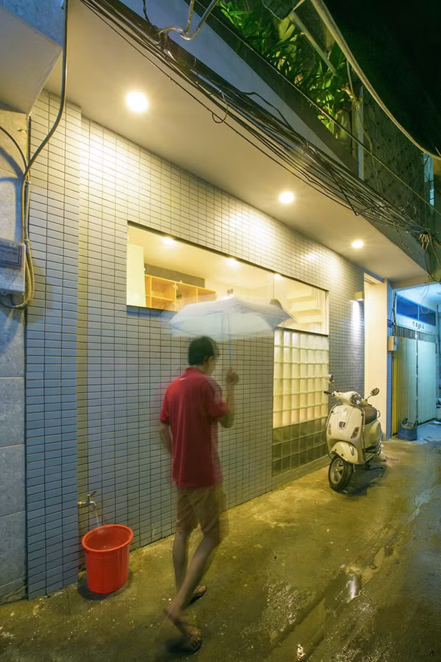 Trông rất thoáng đãng và sáng sủa với ánh sáng điện thiết kế hợp lý, từ trong vẫn có thể quan sát được bên ngoài.