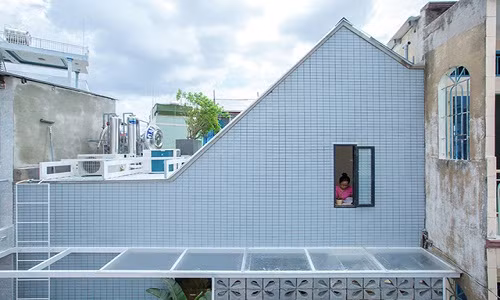 Đây là căn nhà nhỏ có một chiều 2,5m và một chiều 6,5m nằm trải dài theo con hẻm nhỏ hẹp ở trung tâm Sài Gòn.