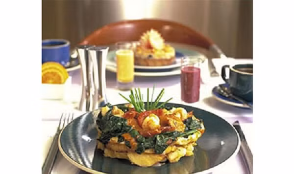 Đây là một món ăn tốn kém, vì thế khách sạn có một món trứng phiên bản nhỏ chỉ gồm 30g trứng cá muối, giá 200 USD. Mỗi tháng có khoảng 10 khách đặt phiên bản nhỏ này. Ảnh: Luxurylaunches.