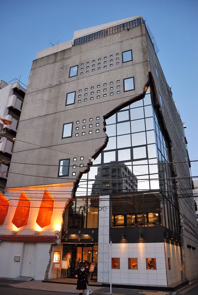  Ngôi nhà xấu xí bị xé toạc một nửa. Ảnh: BP.