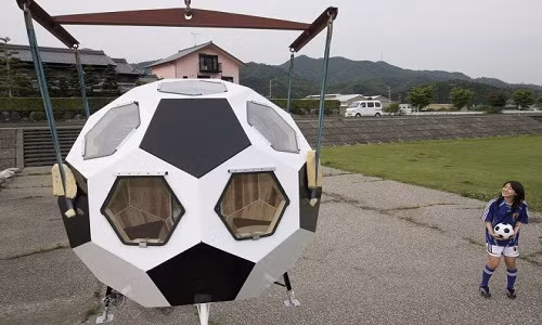 Nhà có dạng hình quả bóng tại tỉnh Gifu. Ảnh: Getty.