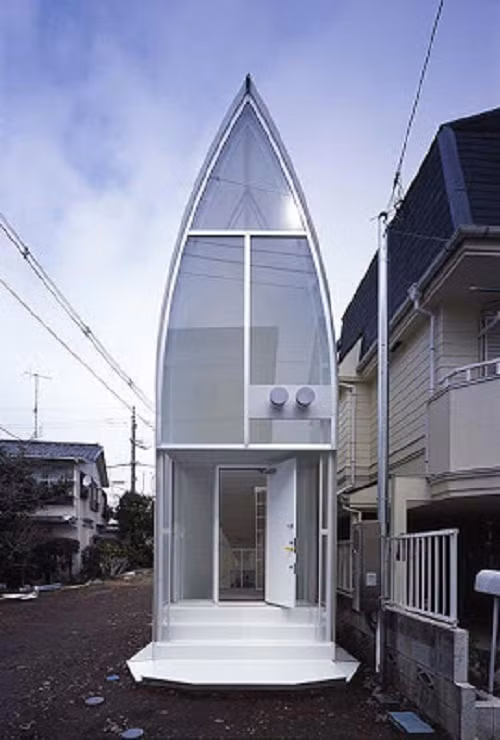Ngôi nhà tựa chiếc thuyền ở Tokyo được xây dựng trên nền đất có chiều dài 3 mét, chiều rộng 1 mét. Ảnh: Rocket24.