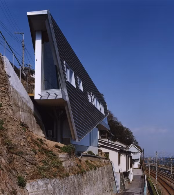 Căn nhà siêu méo chênh vênh trên vách núi. Ảnh: Tokyotimes.