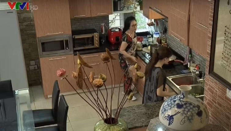 Lọ hoa tươi cho không gian nhà bếp thêm tươi mới.