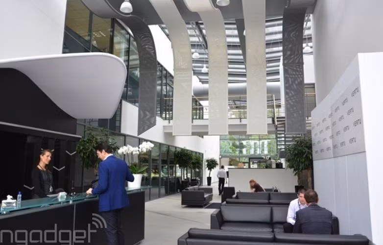 Trụ sở và nhà máy hơn 6.000 m2 của Vertu được xây dựng gần London đồng nghĩa với chi phí sản xuất vô cùng đắt đỏ. Tuy nhiên, việc đặt trụ sở ở đây giúp Vertu tiếp cận với thị trường chế tác trang sức xa xỉ và những hãng bán lẻ cao cấp như Neiman Marcus, Selfridges. Ảnh: Engadget.