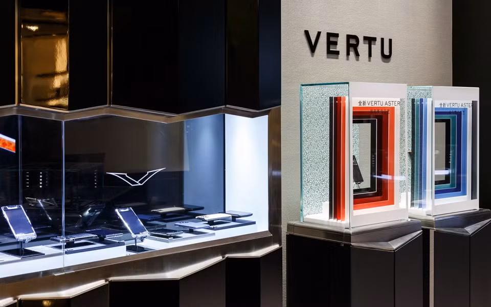 Những năm tiếp theo, do sự cạnh tranh đến từ smartphone của Apple, Samsung, Sony...thị phần của Vertu bắt đầu giảm. Năm 2014, Vertu báo lỗ 53 triệu euro, doanh số bán hàng sụt giảm mạnh so với giai đoạn 2006 - 2007. Ảnh: Vertu.