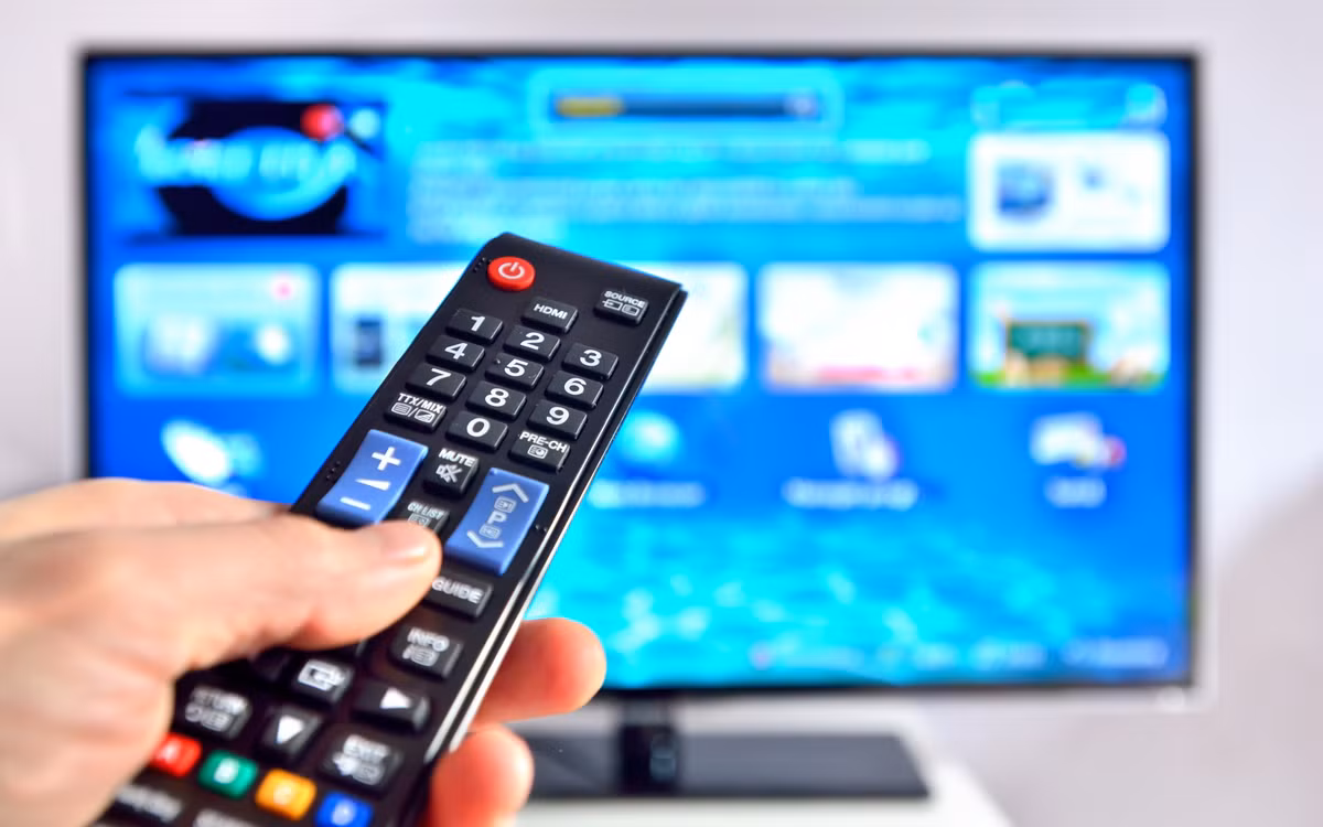 Nguyên nhân là đường điện ra vào nhiều lần khiến dòng điện mạnh va đập mạnh vào dây tóc bóng đèn màn hình, giảm tuổi thọ máy thu hình. Ảnh: 2bdebtfree.