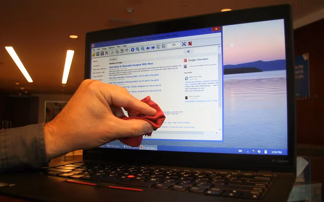 Nên dùng khăn lau và dung dịch chuyên dụng cho vệ sinh màn hình phẳng như LCD, LED...Ảnh: MakeUseOf.