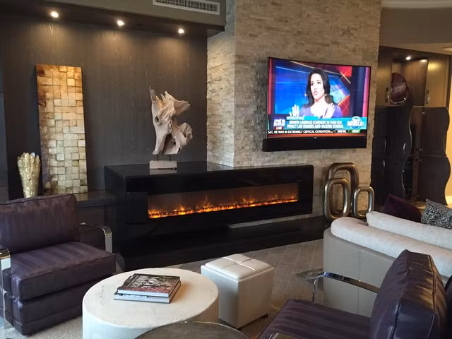 Cũng như nhiều thiết bị điện tử khác, khi hoạt động ti vi tỏa nhiệt. Tủ quá khít khiến lượng nhiệt không thoát ra được, dẫn đến giảm tuổi thọ ti vi. Ảnh: Houzz.