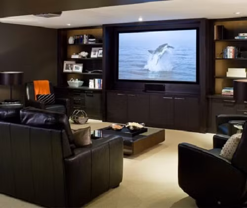 Một trong những sai lầm khi sử dụng ti vi nhiều người mắc là đặt ti vi vừa khít hộc tủ. Điều này có thể giúp không gian bố trí ti vi gọn gàng hơn nhưng lại ảnh hưởng đến tuổi thọ ti vi. Ảnh: Printest.