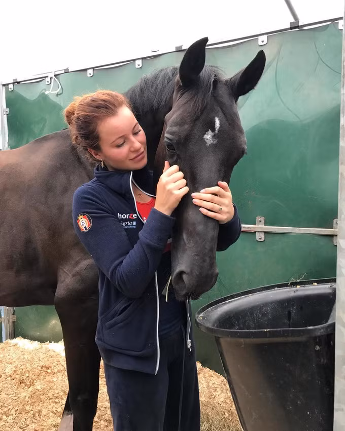 Do thích đua ngựa nên Alexandra Andresen sở hữu ít nhất 4 con ngựa và luôn chăm sóc chúng chu đáo về cả ngoại hình và sức khỏe.