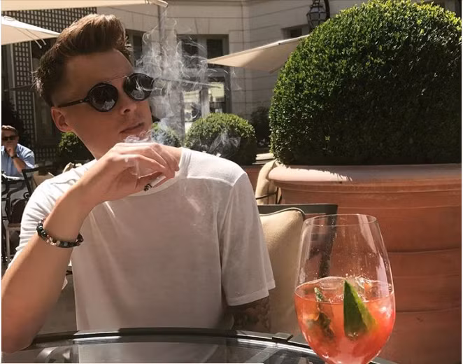 Gustav Magnar Witzøe còn thích hút xì gà, xăm mình, chơi golf và đi du lịch.