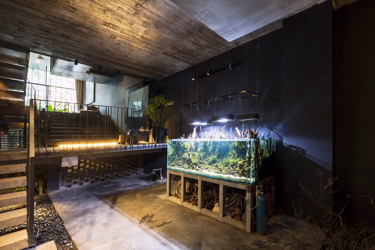 Ngoài hệ mặt đứng 3 lớp - hệ khung thép, vườn, cửa kính, ngôi nhà còn được thử nghiệm với thông gió tự nhiên cho gara, phòng khách, phòng bếp...