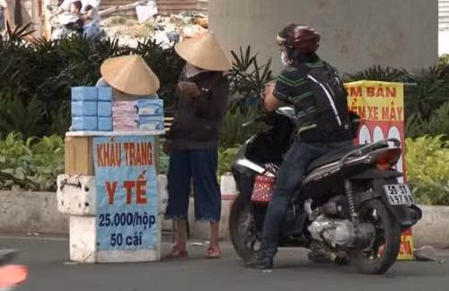 Chỉ từ 25.000 - 40.000 đồng là người mua có thể sở hữu một hộp 50 chiếc khẩu trang y tế. Ảnh: VTC.