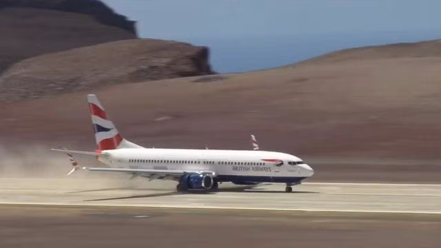 Chính vì vậy, hơn một năm sau khi xây dựng xong, không có máy bay nào hạ cánh xuống St Helena. Từ đó, nó bị gọi là "sân bay vô dụng nhất thế giới". Ảnh: BBC.