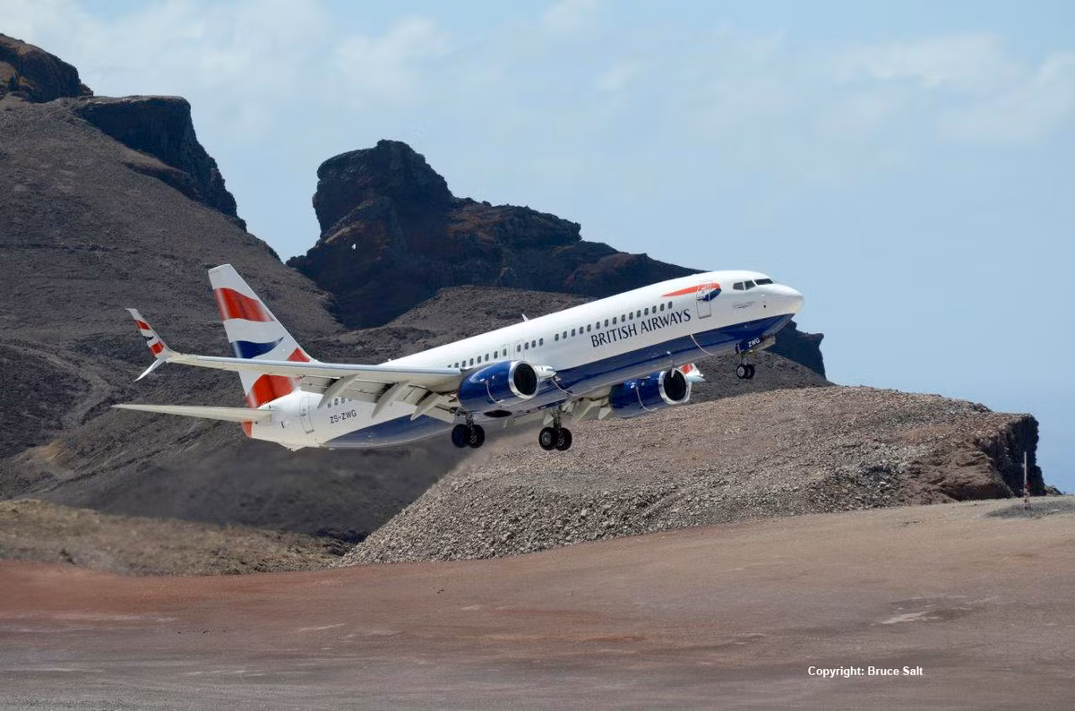 Ngày 6/5, chiếc máy bay đến từ Nam Phi chở theo 60 hành khách đã hạ cánh xuống sân bay St Helena. Ảnh: St Helena Local.